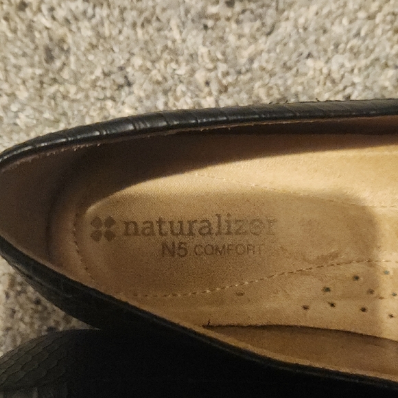 Naturalizer Black Loafers with Moccasin Toe and Flat Soles - Picture 2 of 7